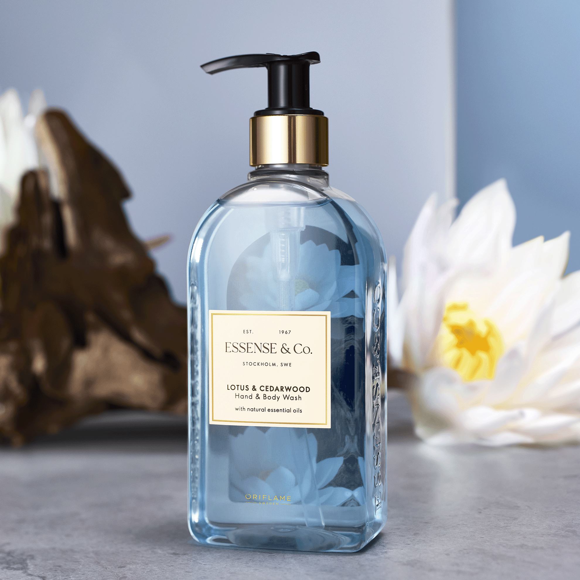 láhev s tekutinou s černým víčkem