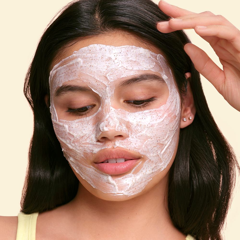 seorang wanita dengan masker putih di wajahnya