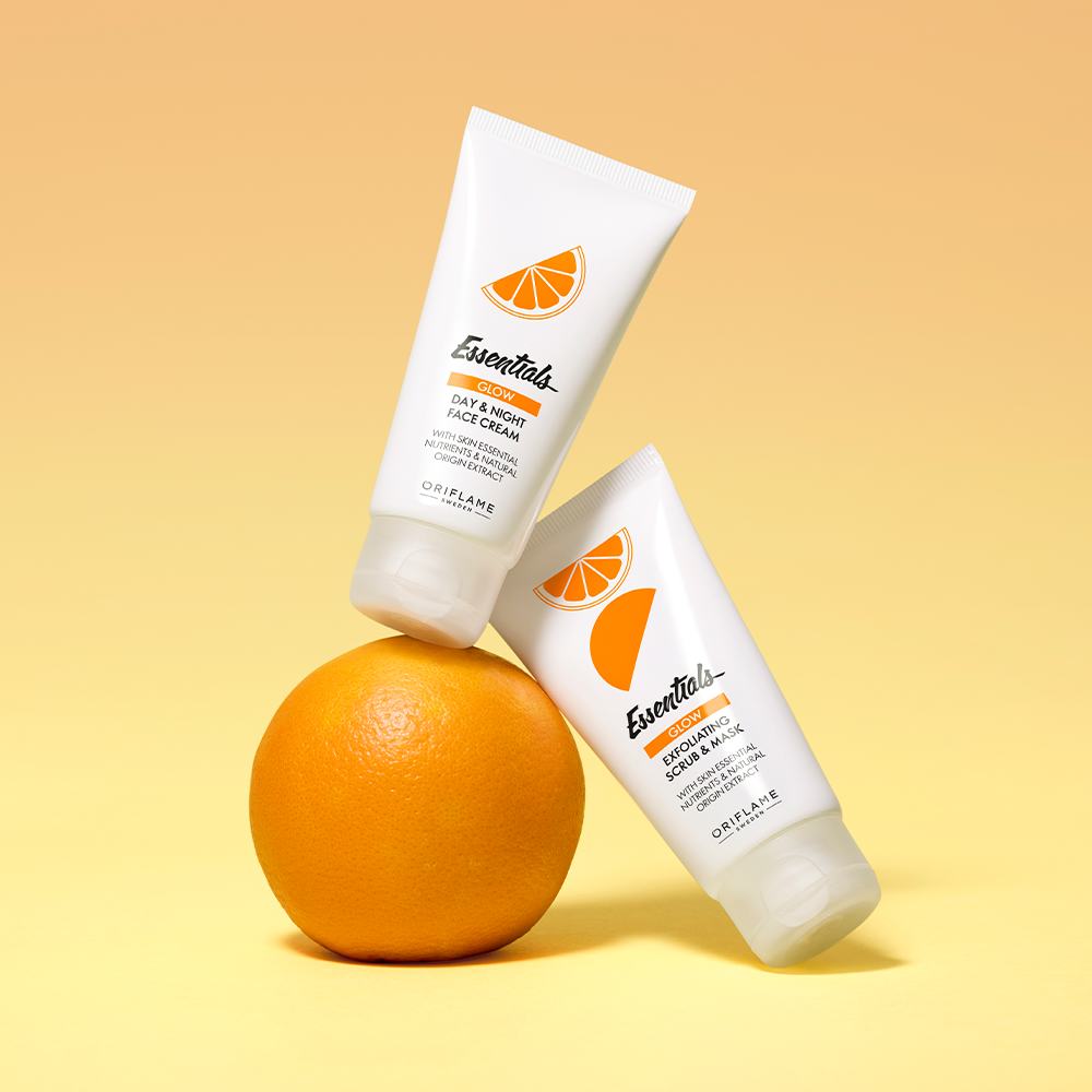 dos envases blancos sobre uno naranja
