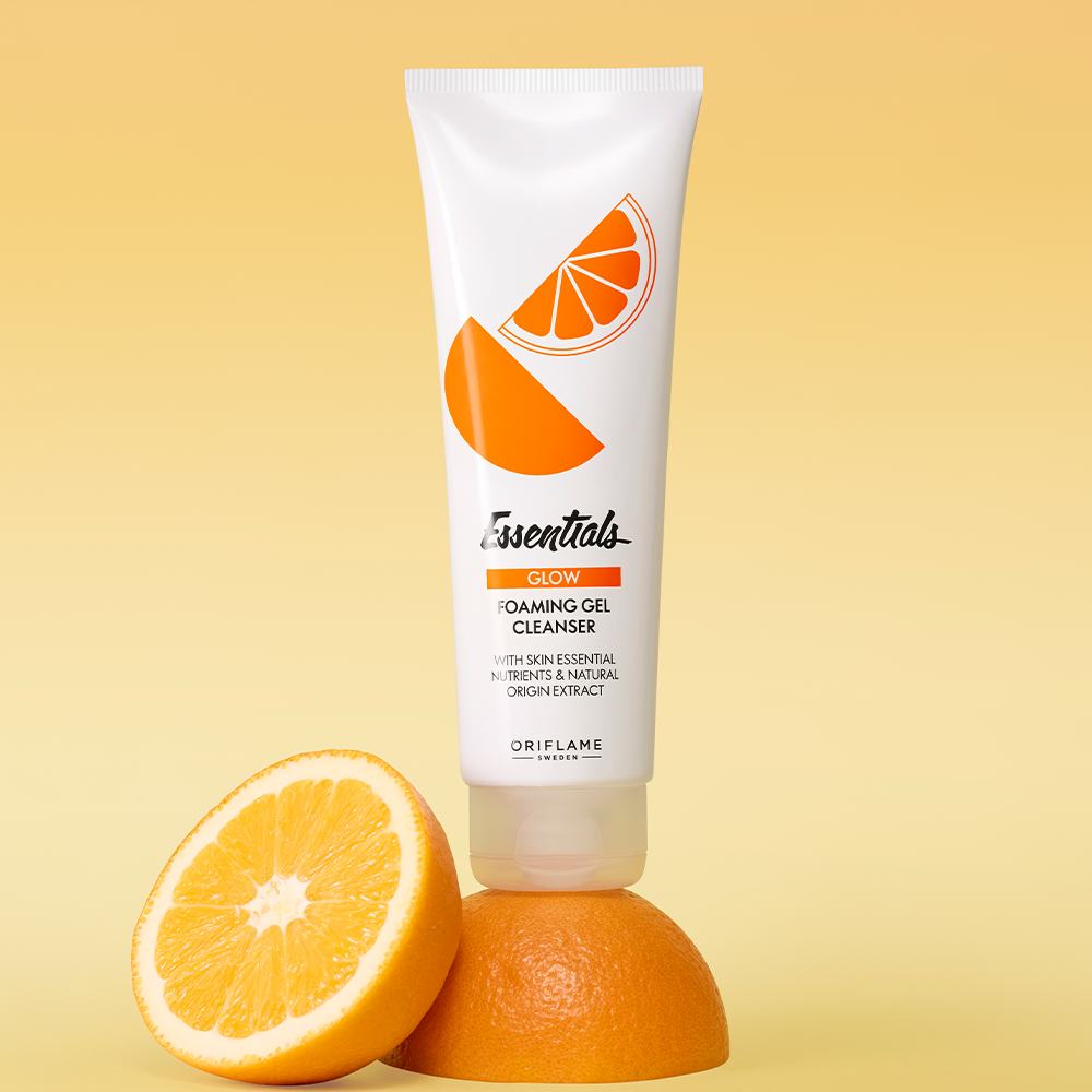 un tubo de gel espumante sobre una rodaja de naranja