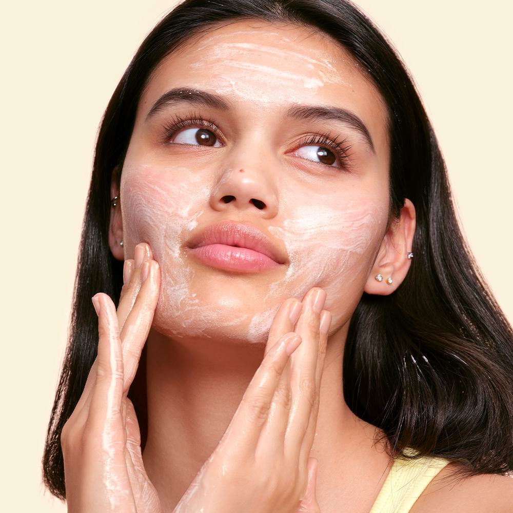 una mujer con crema en la cara