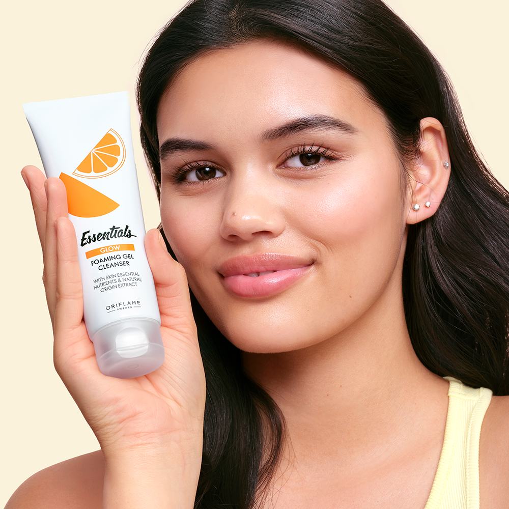 Una mujer sosteniendo un tubo de crema
