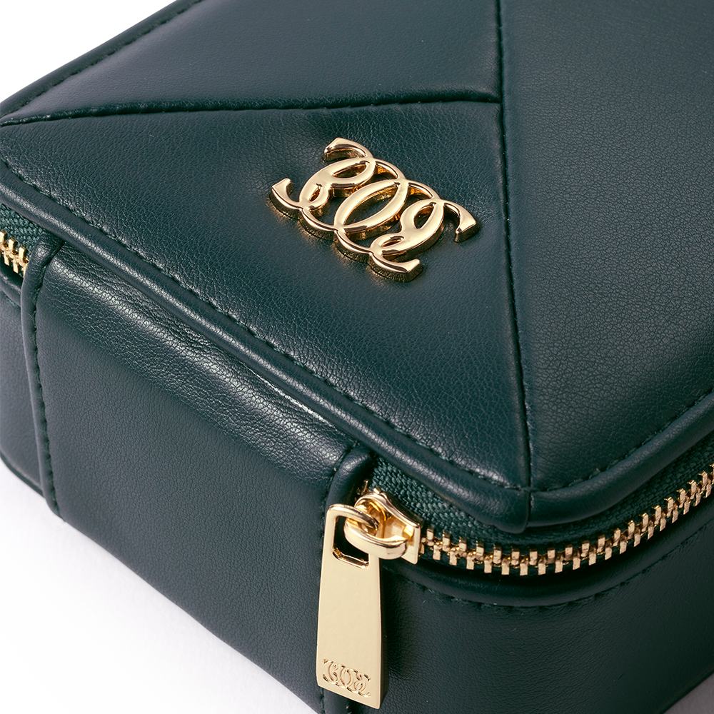 черный квадратный ящик с золотой молнией