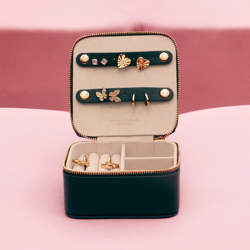 шкатулка для украшений с золотыми серьгами и кольцами