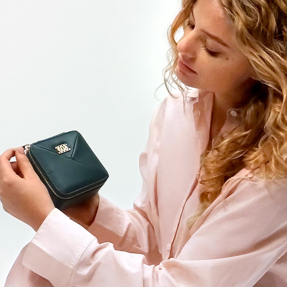 женщина с маленьким черным кошельком