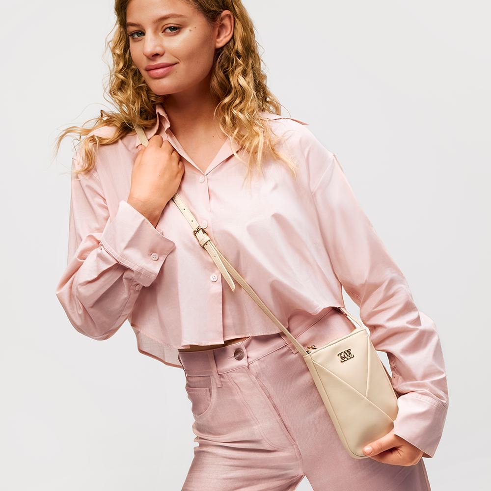 naine, kes hoiab käekotti