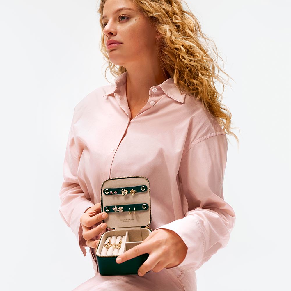 женщина с шкатулкой для украшений