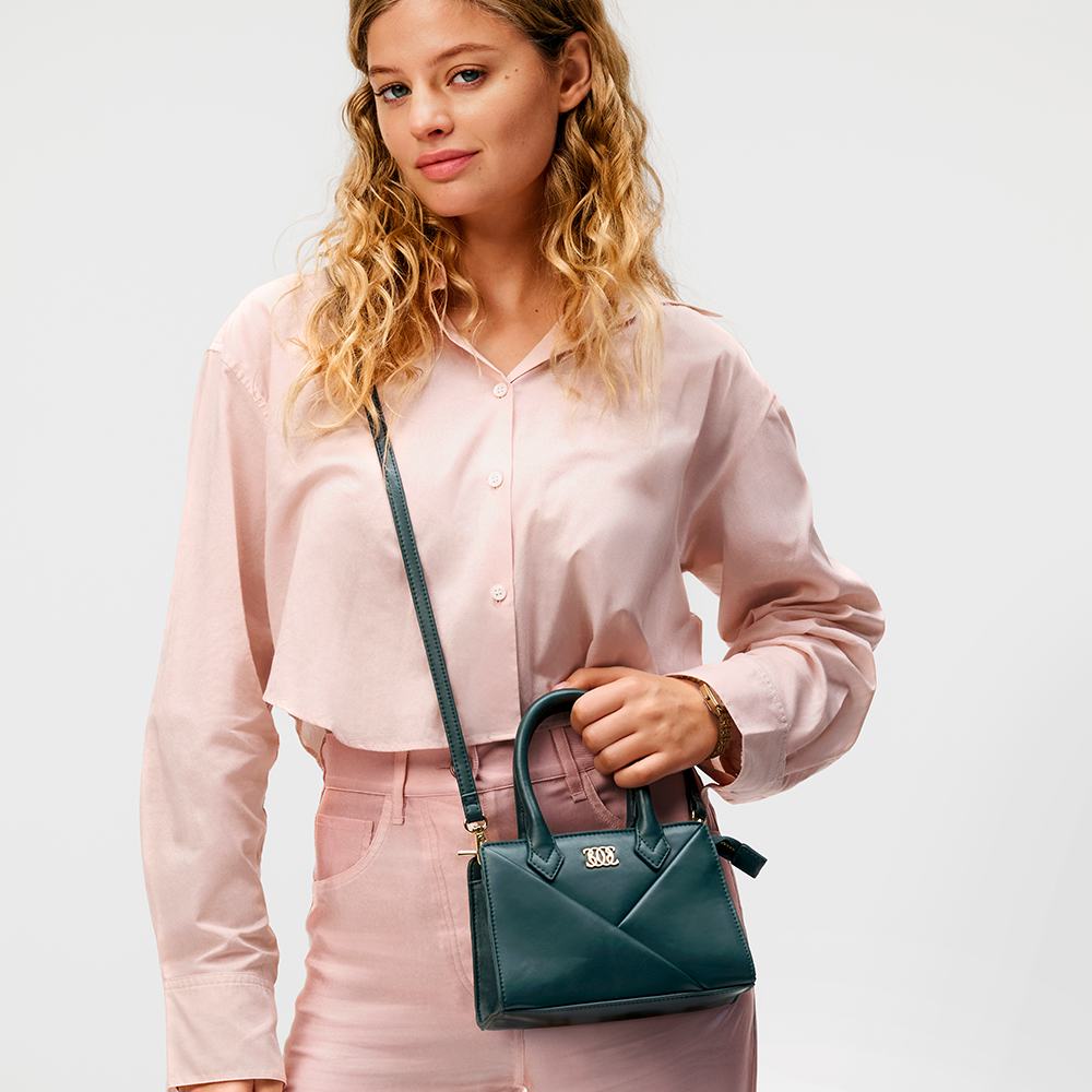 Una mujer sosteniendo un bolso.