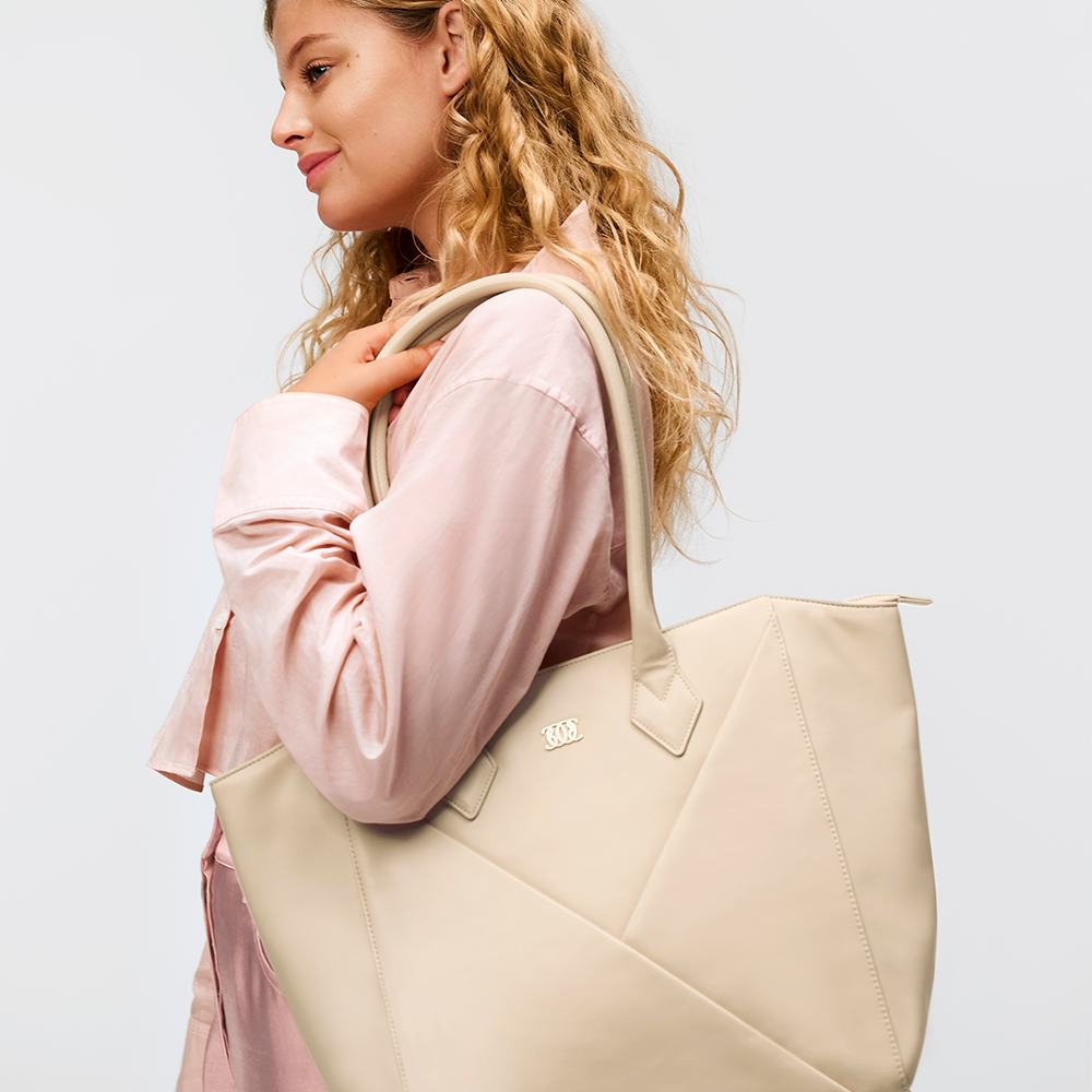 naine, kes hoiab suurt kotti