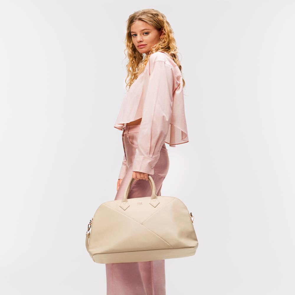 çanta tutan bir qadın