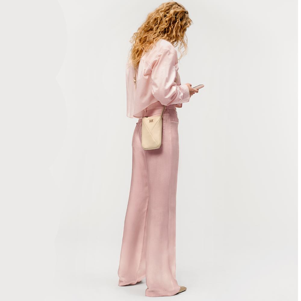 roosade pükste ja roosa särgiga naine