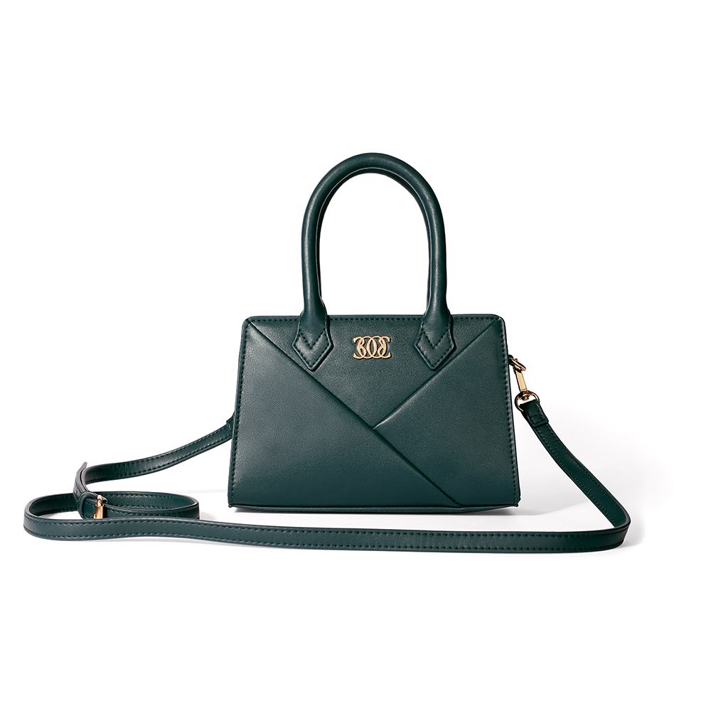 Un bolso verde con una correa larga.