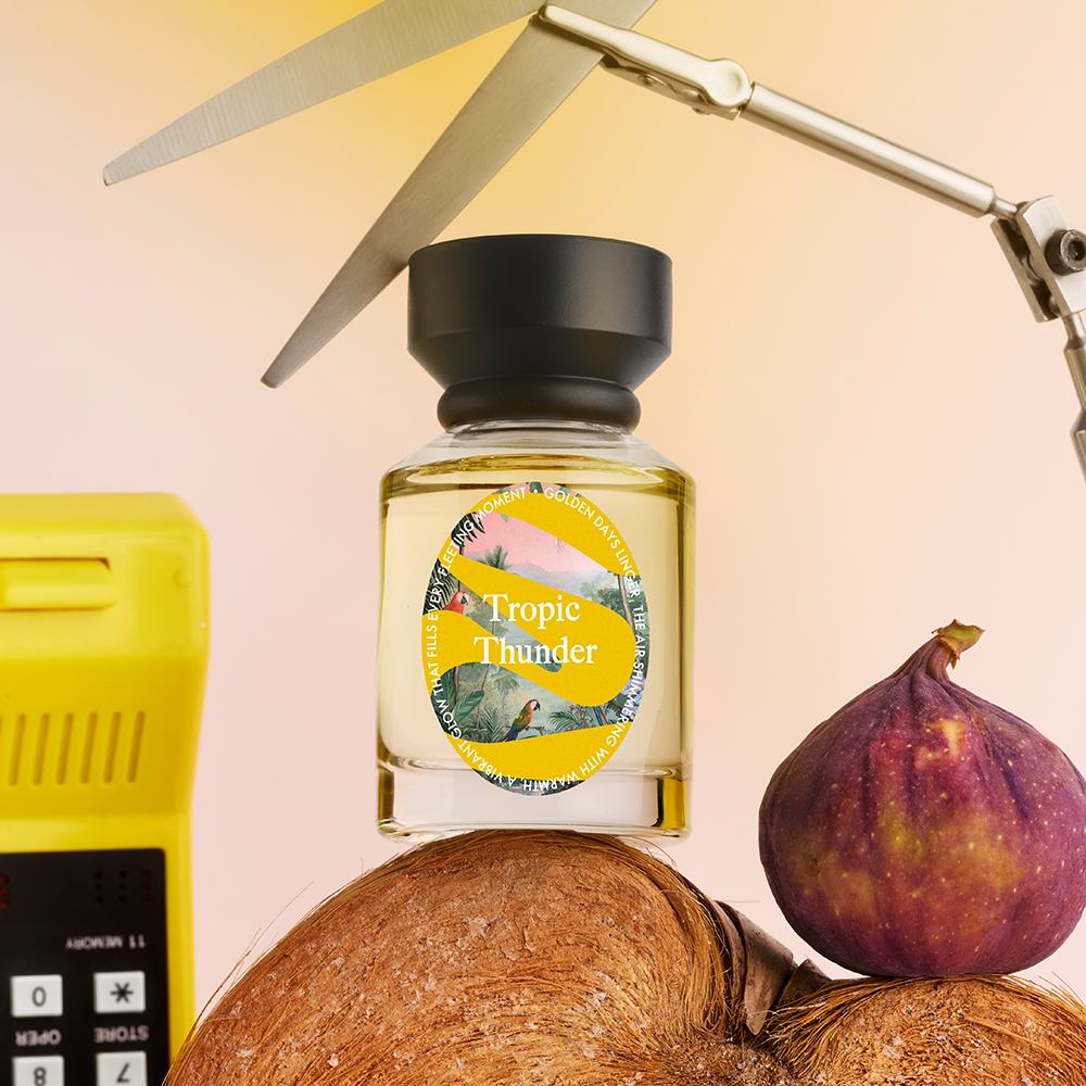 hindistan cevizi üzərində bir şüşə yağ