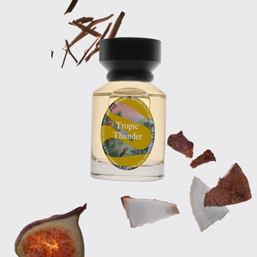 qara qapaq və meyvə parçaları olan bir şüşə maye