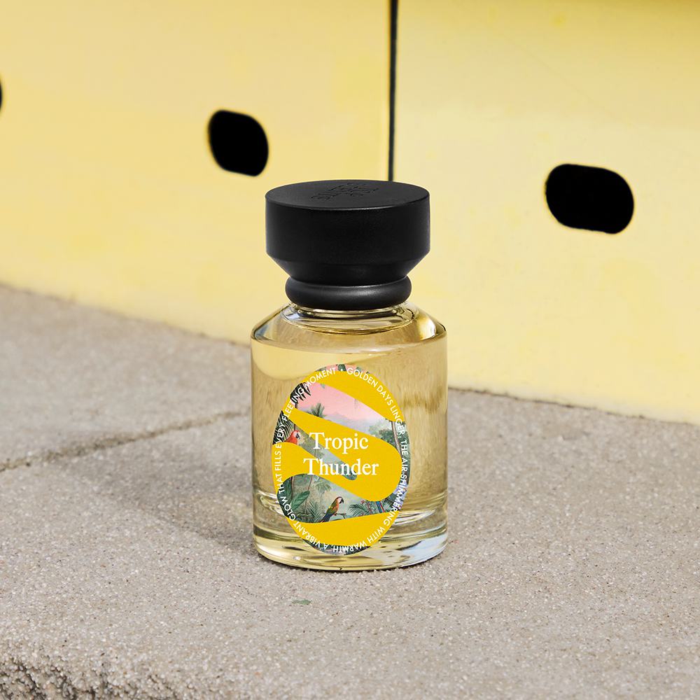 beton səthdə bir şüşə maye