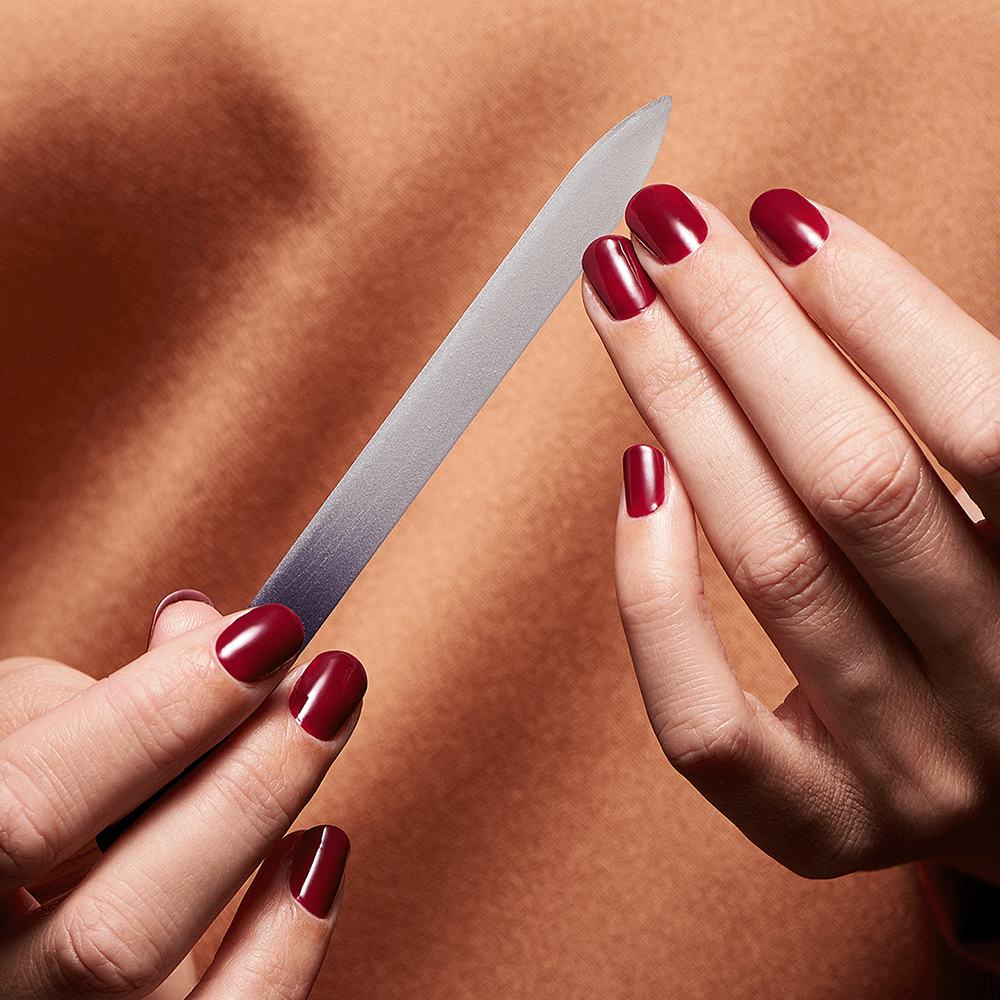 o femeie care ține o pilă de unghii