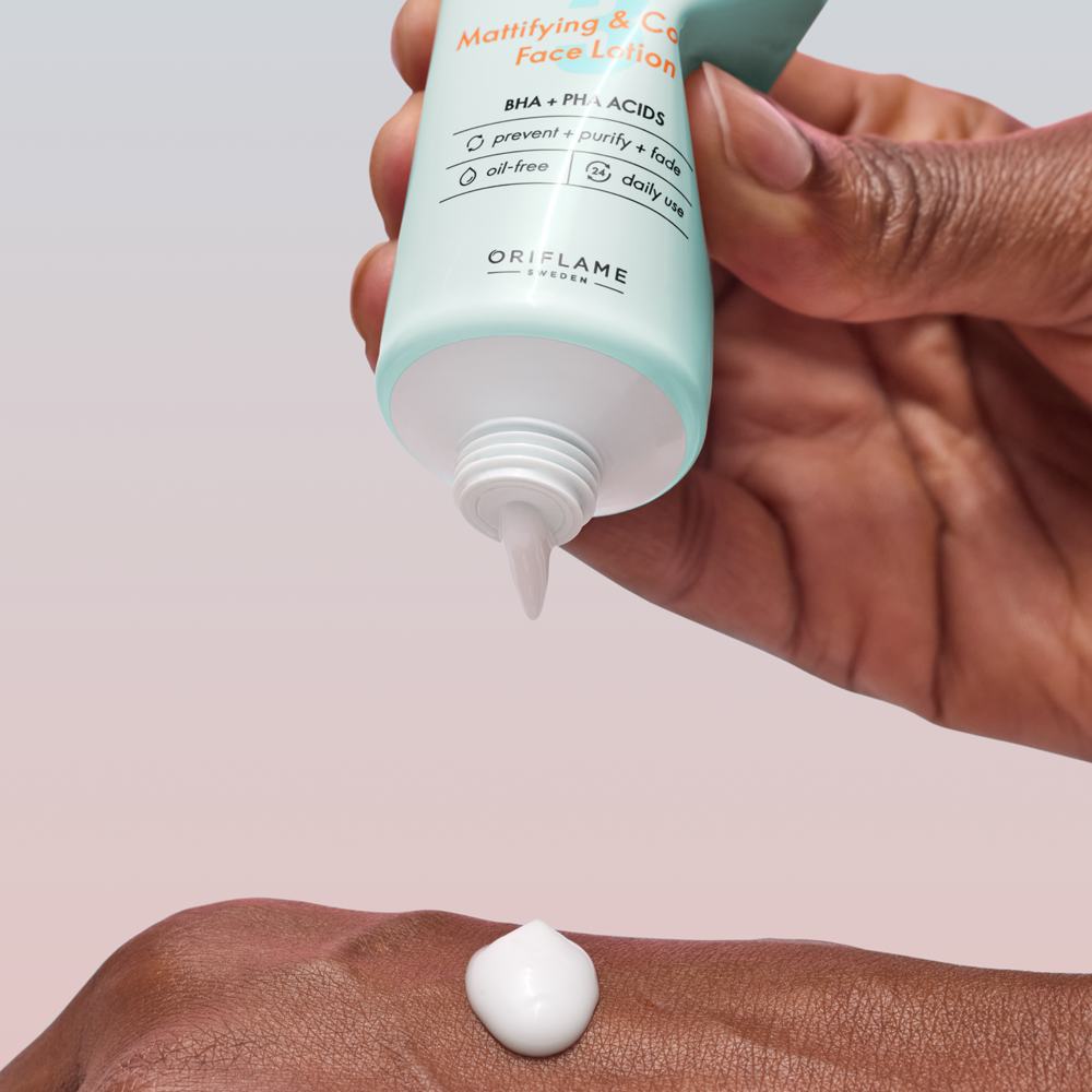 seorang orang menuangkan losion ke tangan