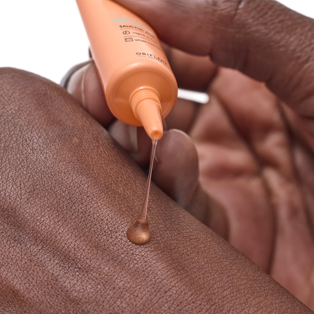 seorang orang yang mengaplikasikan tabir surya pada kulitnya