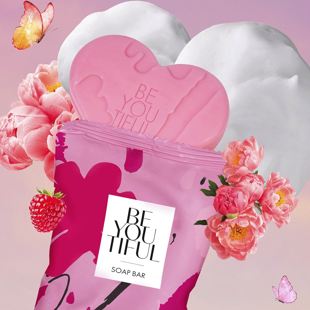 un săpun roz în formă de inimă într-o pungă cu flori și fluturi