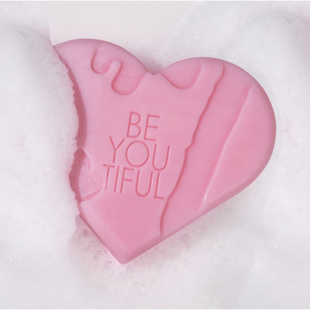 un săpun roz în formă de inimă cu text