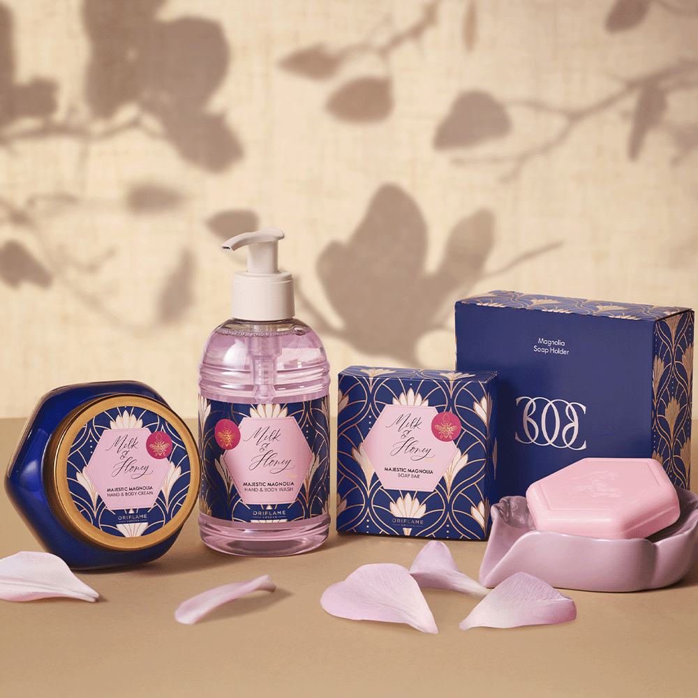 un grup de sticle și săpunuri