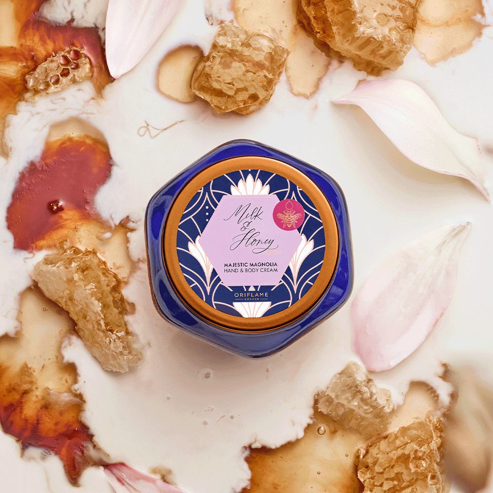 un borcan albastru cu o etichetă pe o suprafață albă cu flori maro și albe