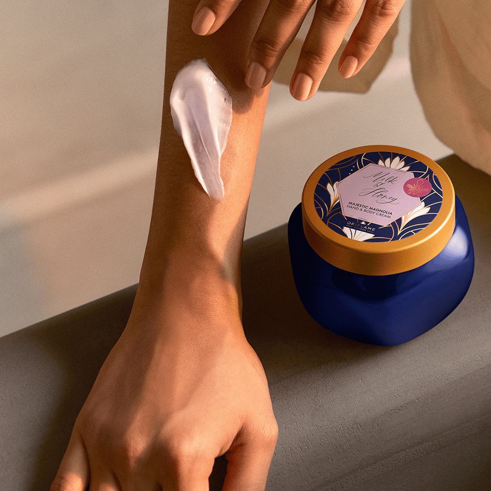 o persoană care aplică cremă pe braț