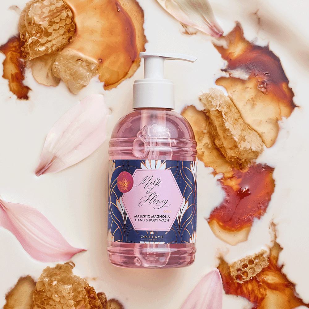 o sticlă de săpun lichid pe o suprafață albă cu flori