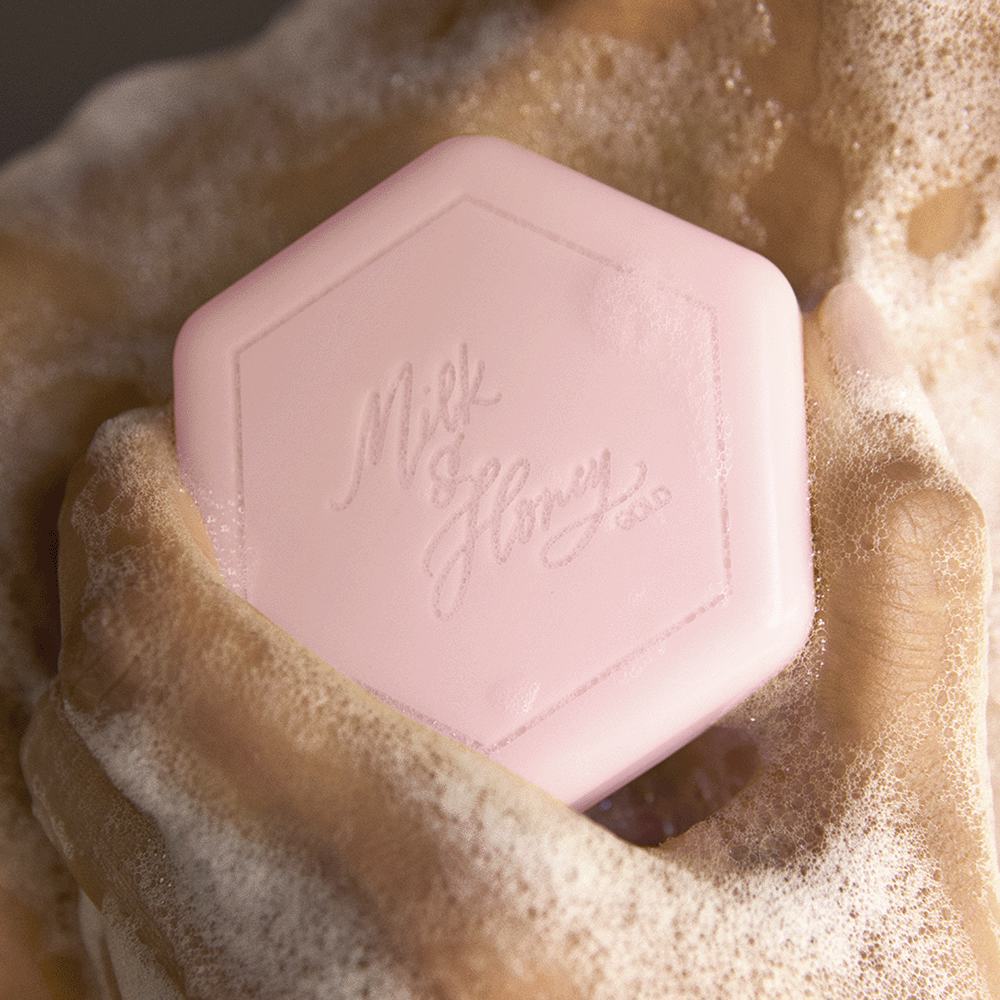 o persoană care se spală pe mâini cu săpun