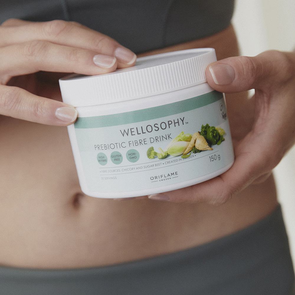 uma pessoa a segurar um frasco de comida