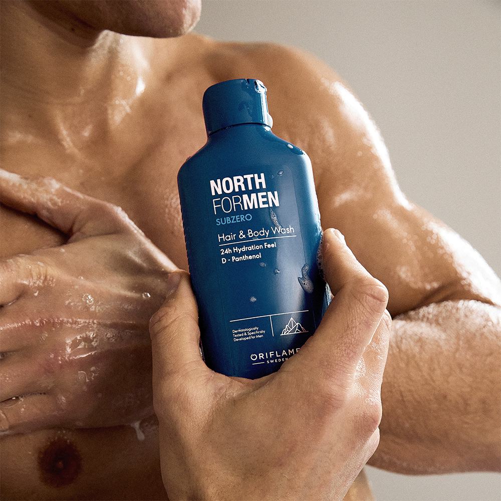 muž držící láhev tělového mléka