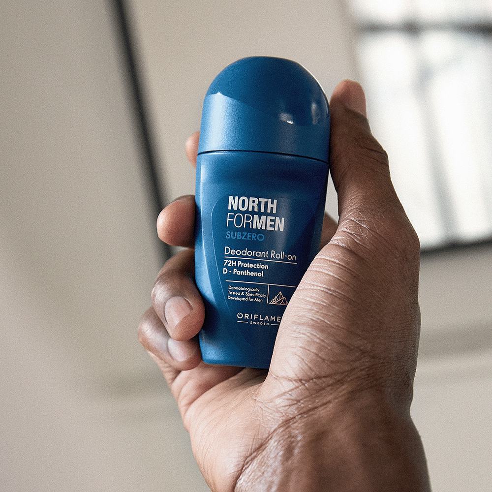 osoba držící modrou lahvičku