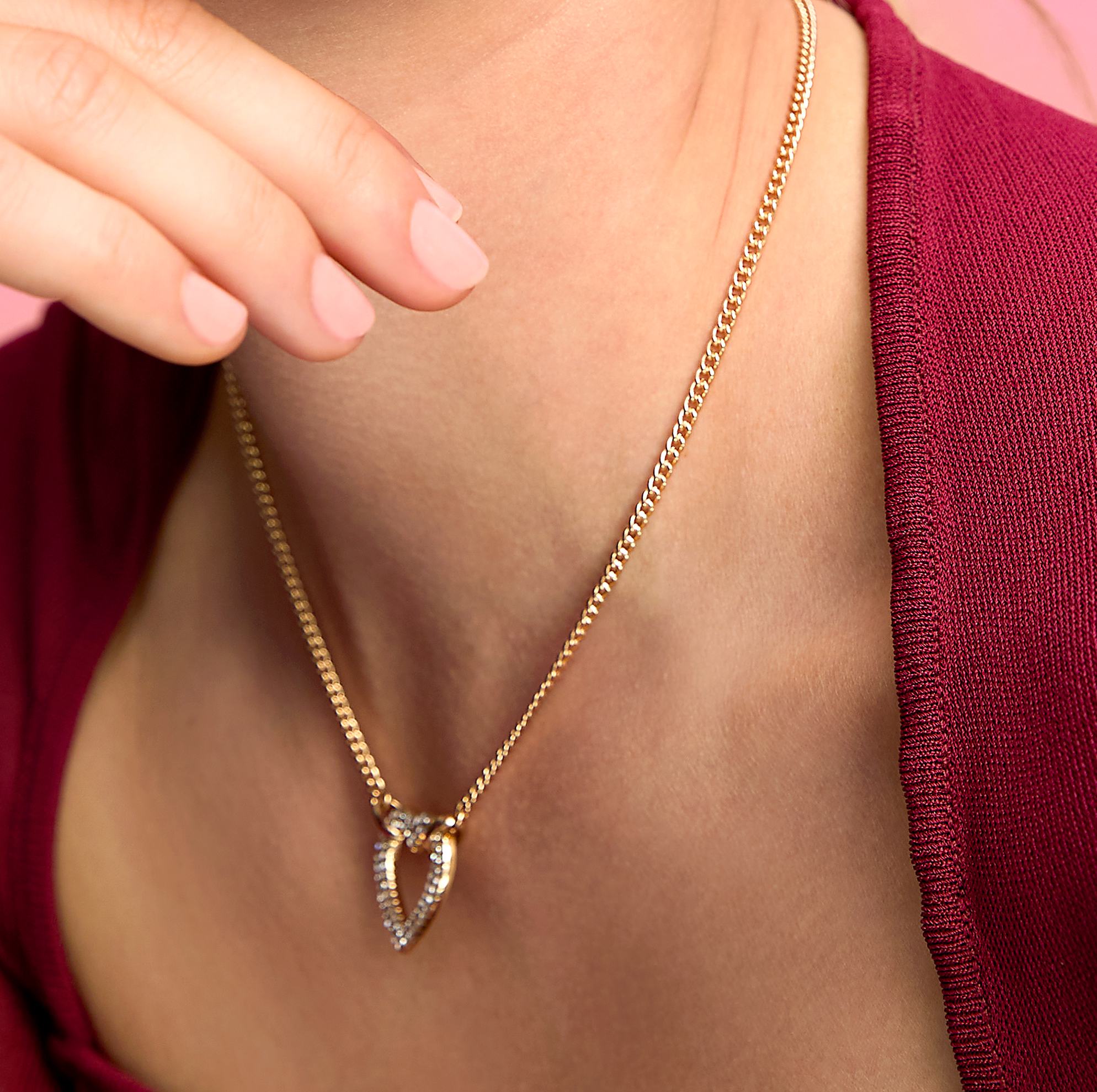 seorang wanita yang mengenakan kalung