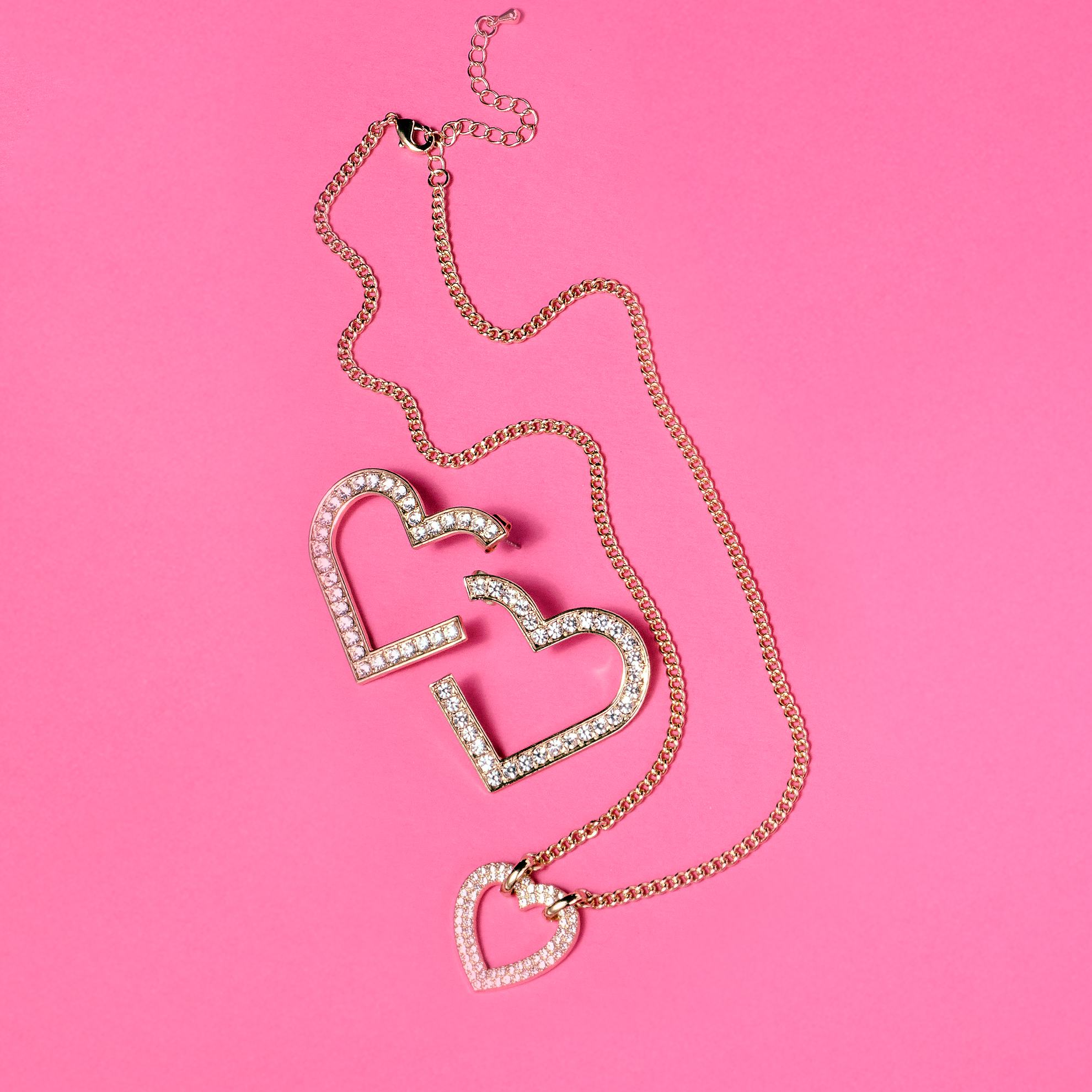 Sebuah kalung dengan liontin berbentuk hati