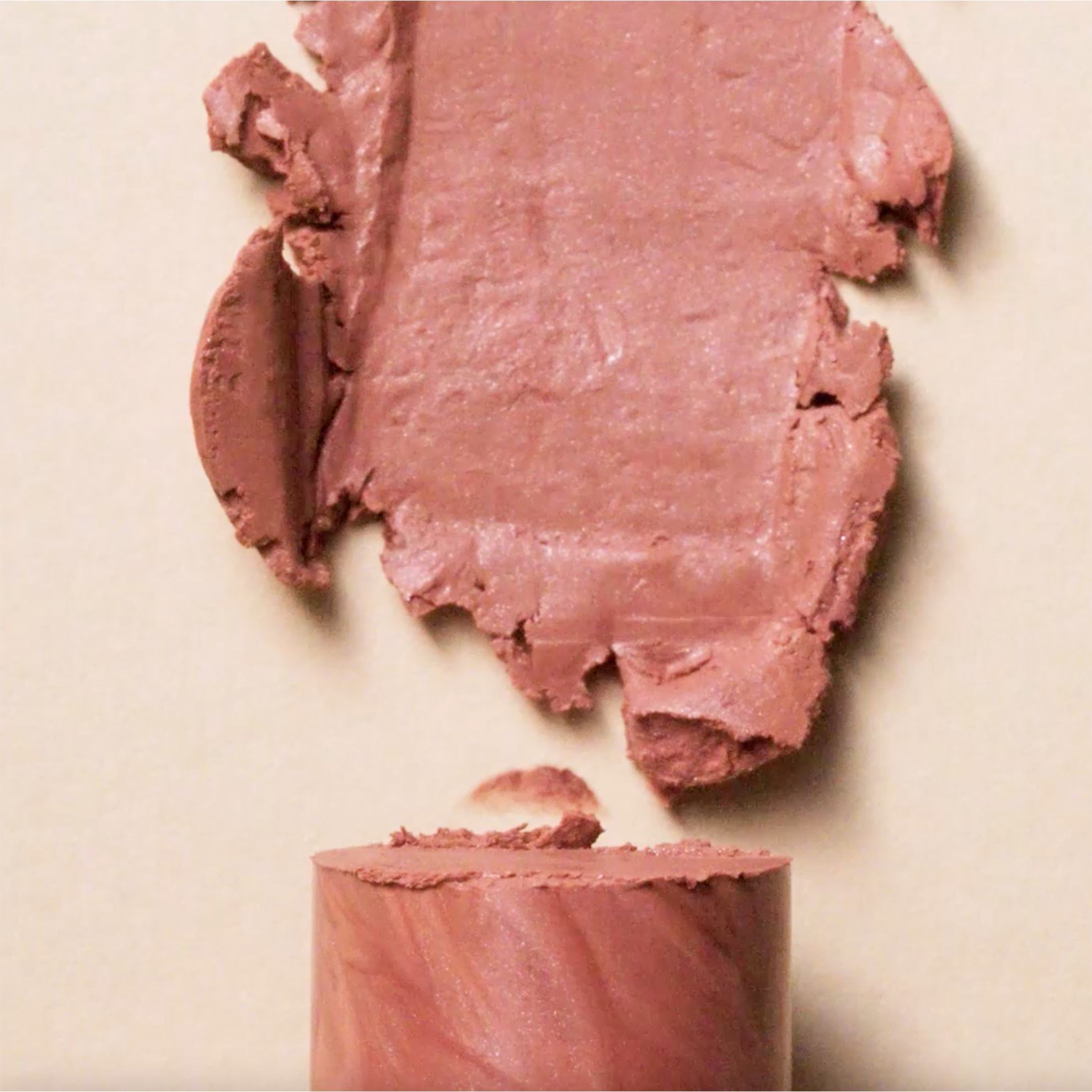 Sebuah close-up dari lipstik pink