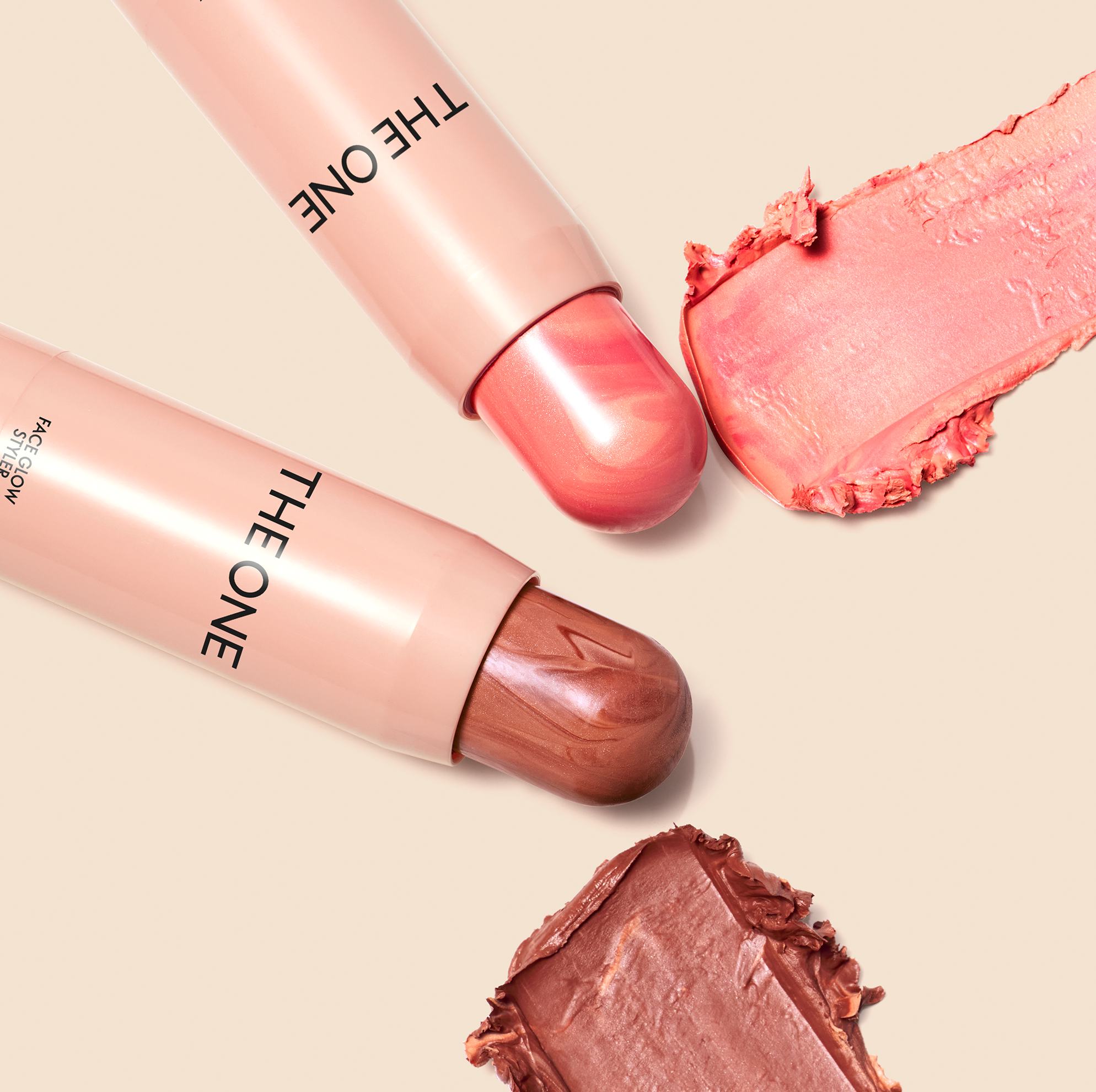 sekelompok lipstik dengan satu yang terbuka