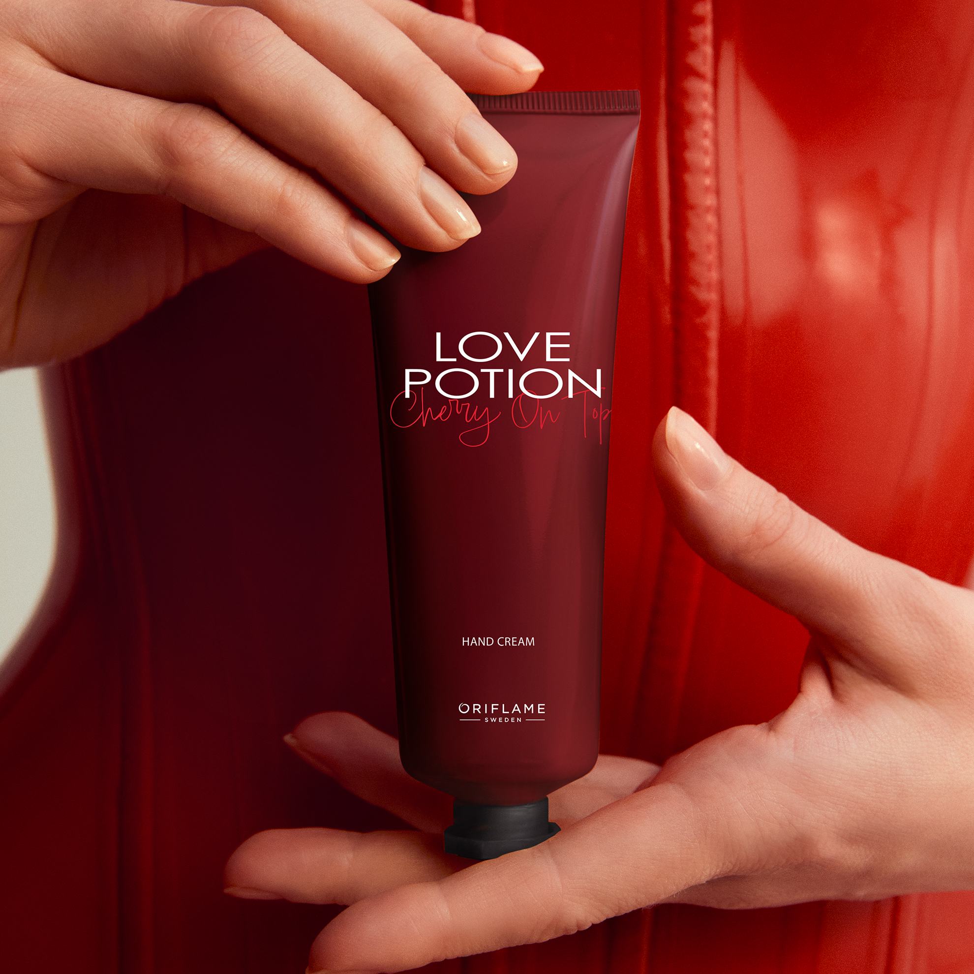 Seorang wanita memegang tabung krim