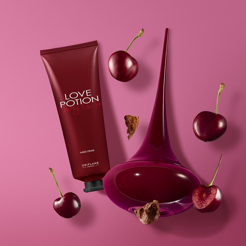 флакон крема и вишня на розовом фоне