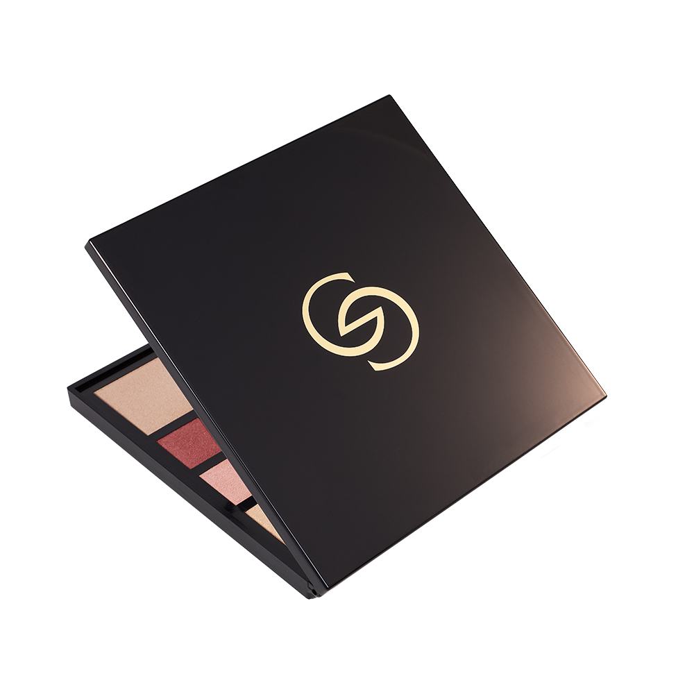 ένα μαύρο κουτί με μαύρο καπάκι και χρυσό λογότυπο πάνω του