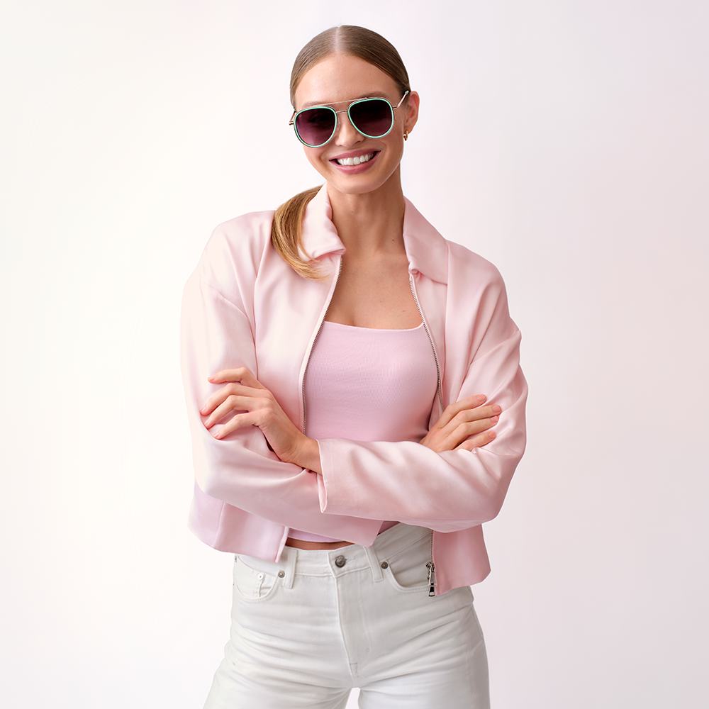 көз айнек тагынган жана кызгылт куртка кийген аял