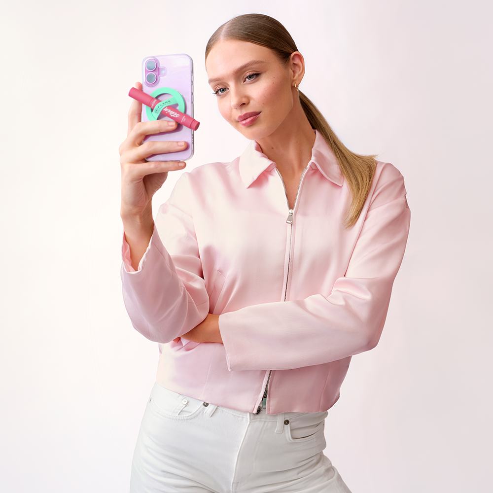 женщина делает селфи