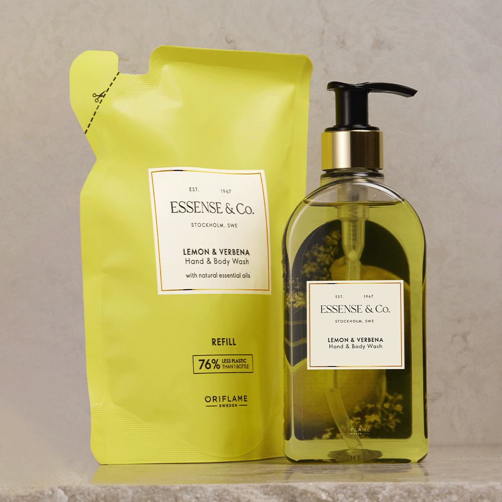 o sticlă cu lichid lângă o pungă de săpun