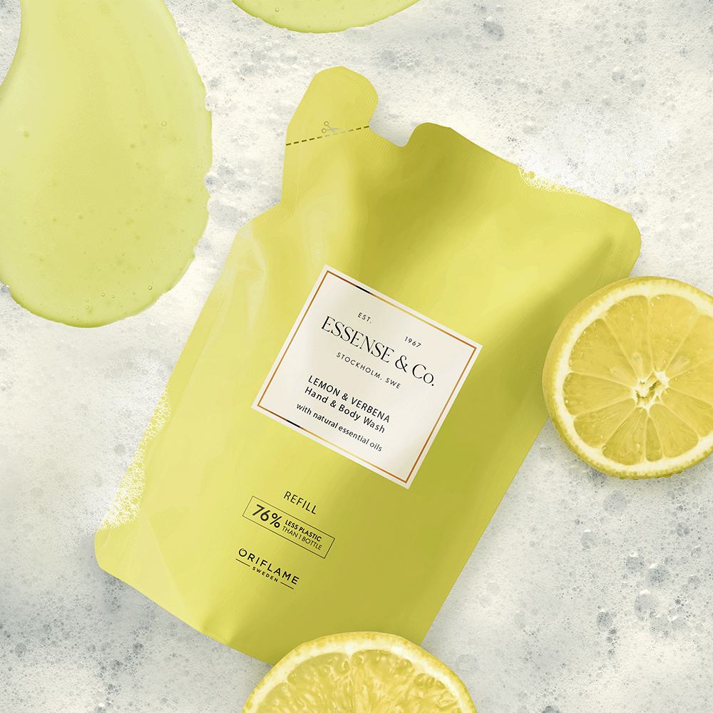 egy sárga táska címkével egy citromszelet mellett