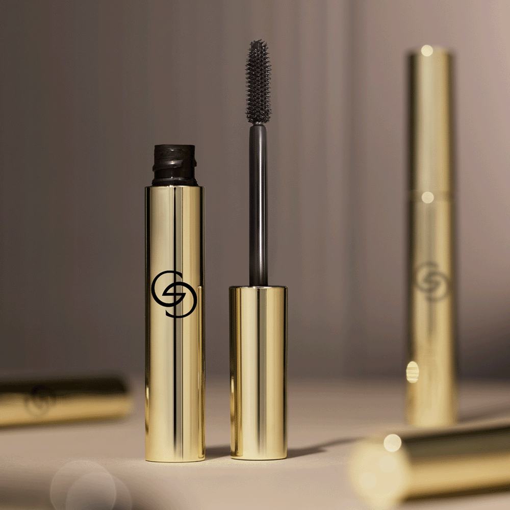 золотая туба с черной кисточкой внутри
