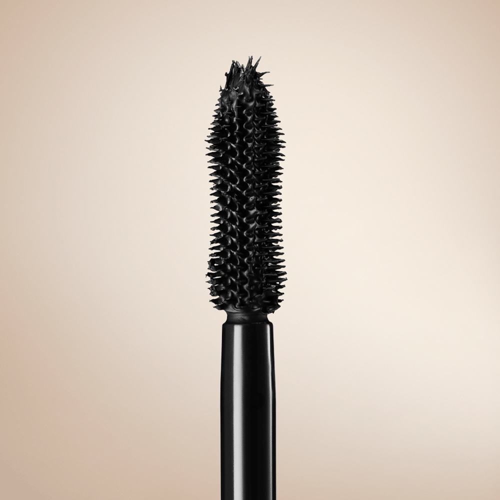 черная щеточка для туши с заостренным кончиком