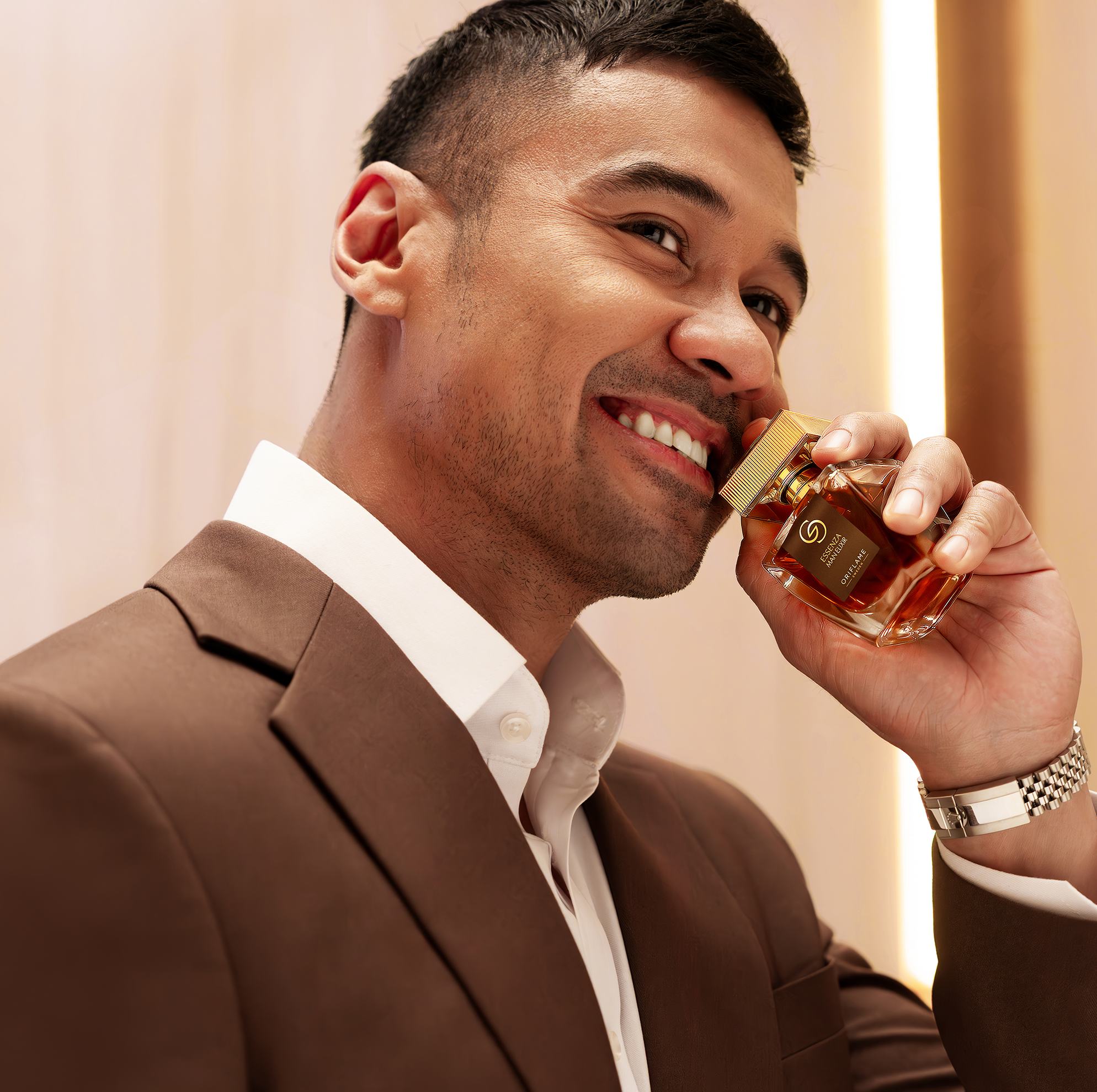 Seorang pria memegang botol parfum