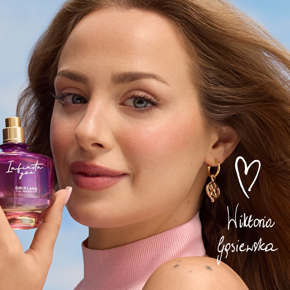 kobieta trzymająca butelkę perfum