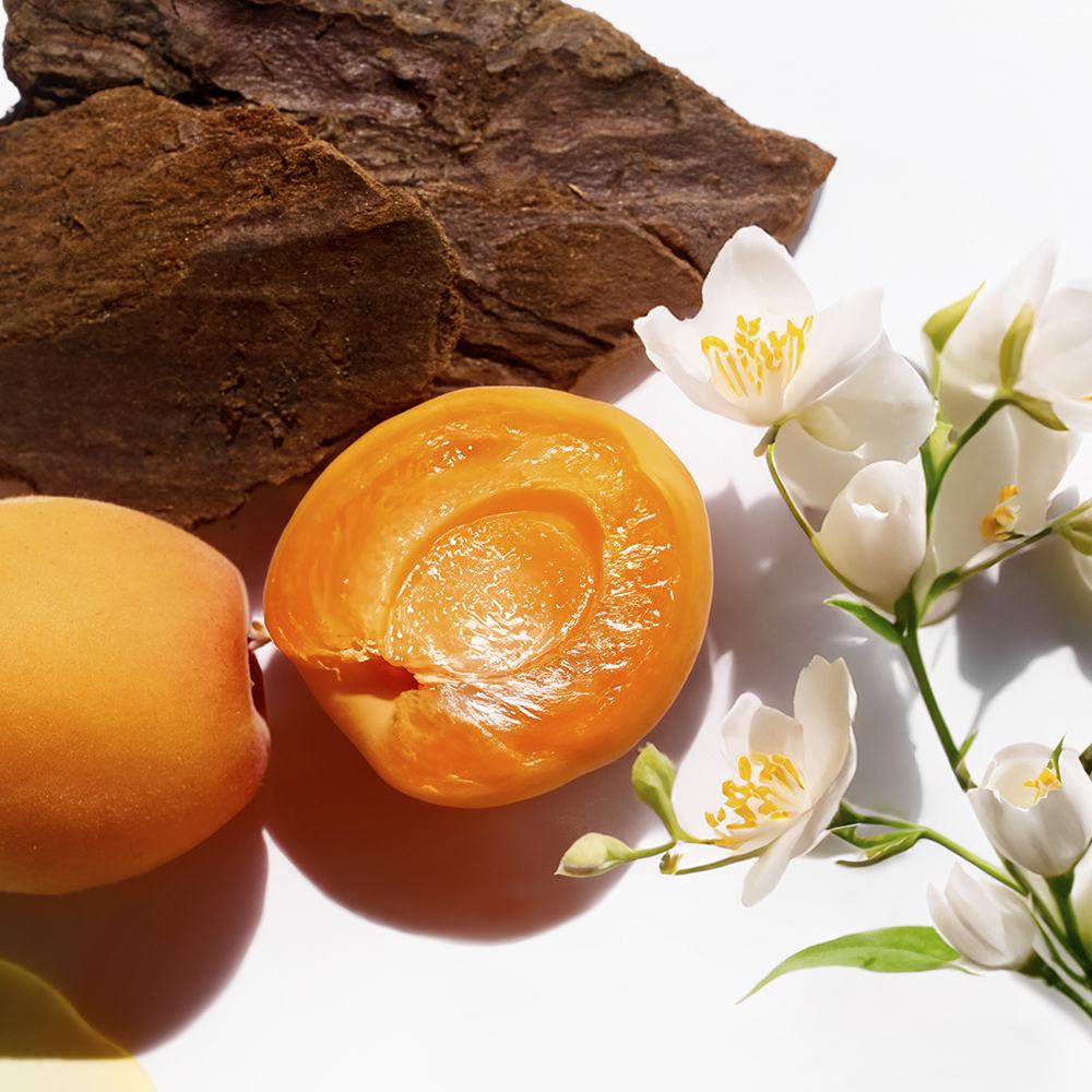 gyümölcs és virágok egy asztalon