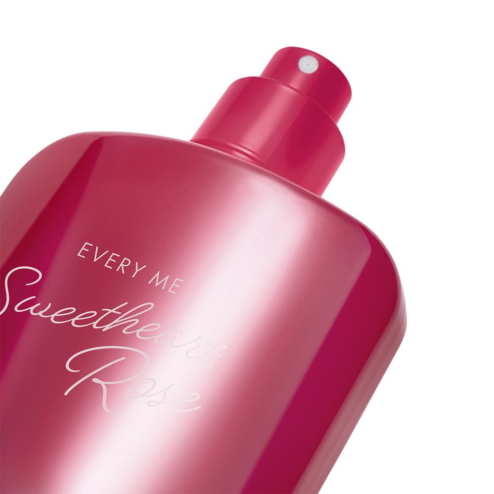 egy rózsaszín üveg spray-vel