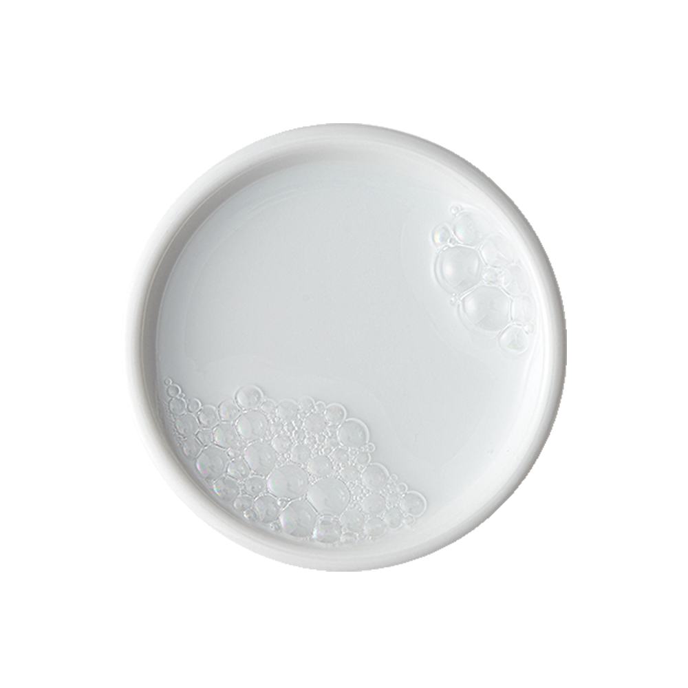 თეთრი თასი ბუშტებით